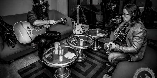 Slash & Myles warming up with coffee and riffs